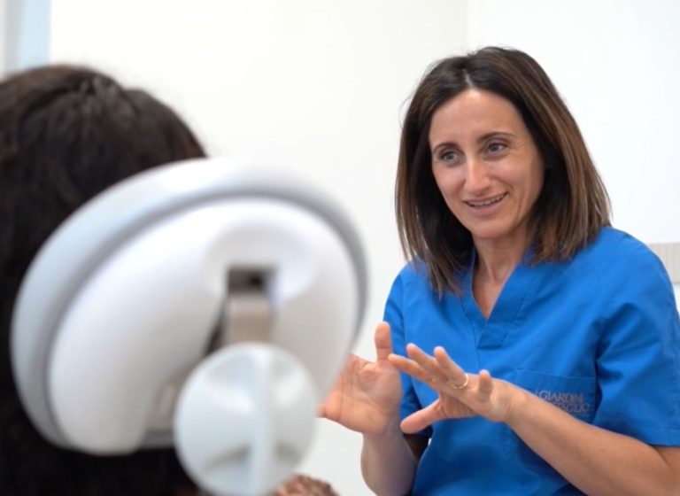 Blog 4 studio dentistico a Carrù - Come pulire apparecchio trasparente